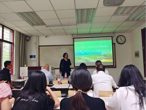 新媒體學(xué)院舉辦“創(chuàng)新點(diǎn)燃青春，創(chuàng)業(yè)領(lǐng)航卓越”主題培訓(xùn)活動(dòng)